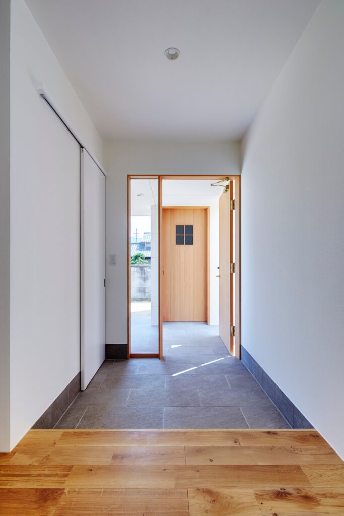 中庭を中心に展開する24帖の大空間を持つ家