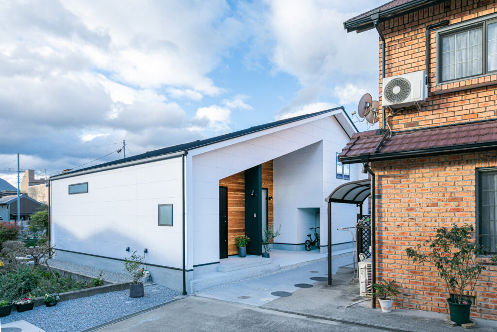 母屋に向き合うスキップフロアの平屋住宅