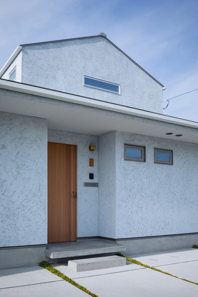 空間をつなぐL字型デッキの家