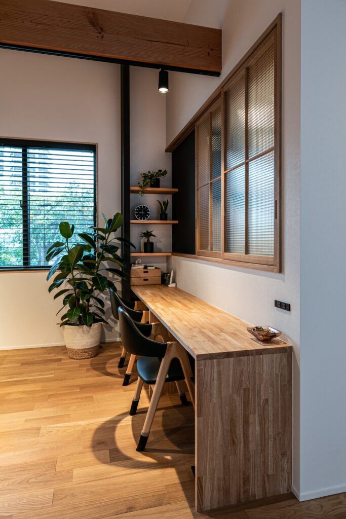 母屋に向き合うスキップフロアの平屋住宅