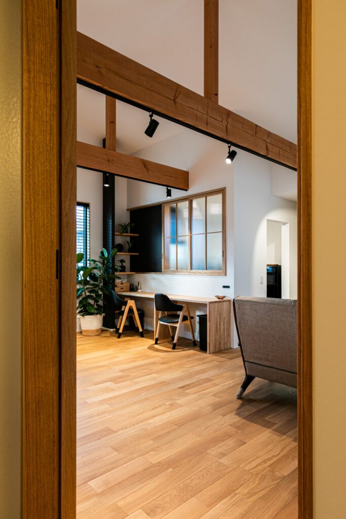 母屋に向き合うスキップフロアの平屋住宅