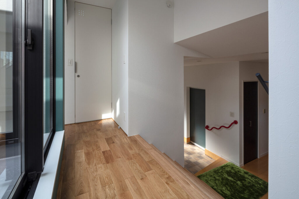 子供部屋+駐車スペースを母屋から階段で繋いだ増築