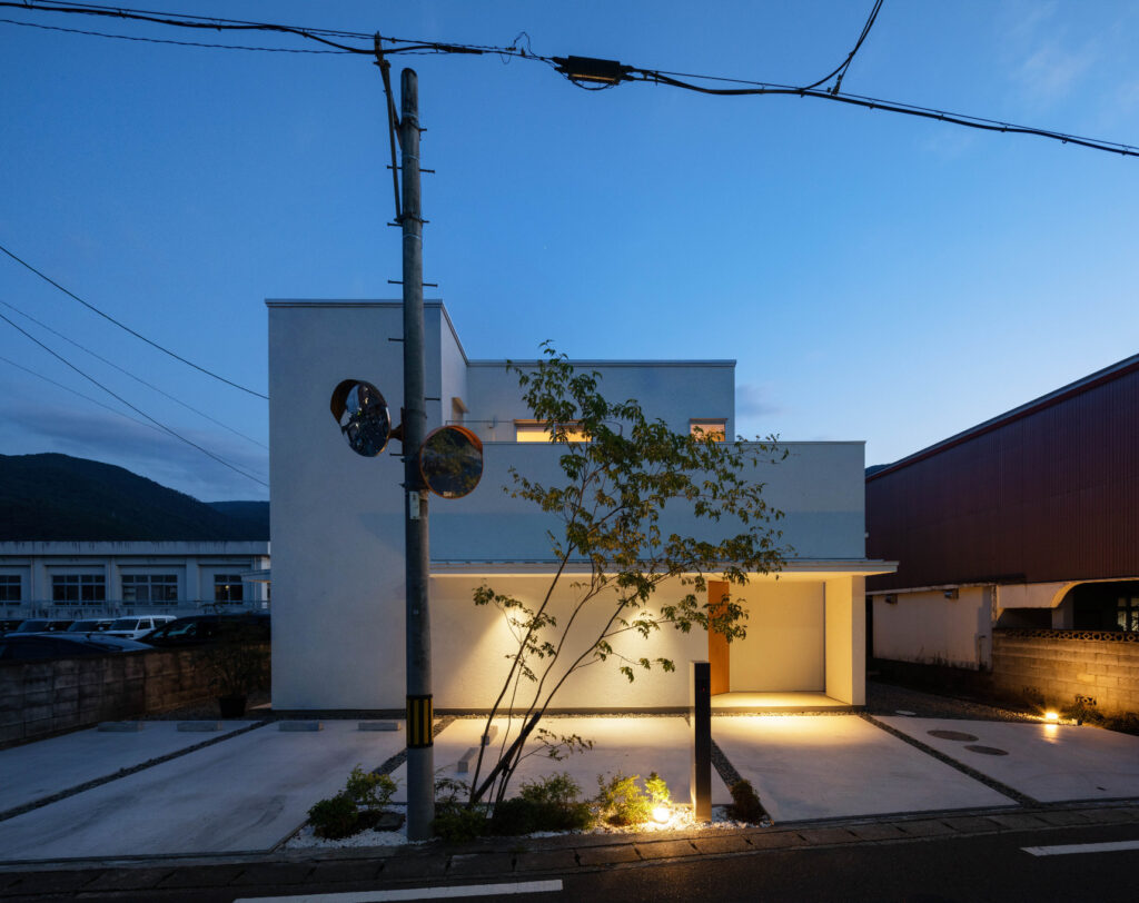 白いモルタル外壁の家