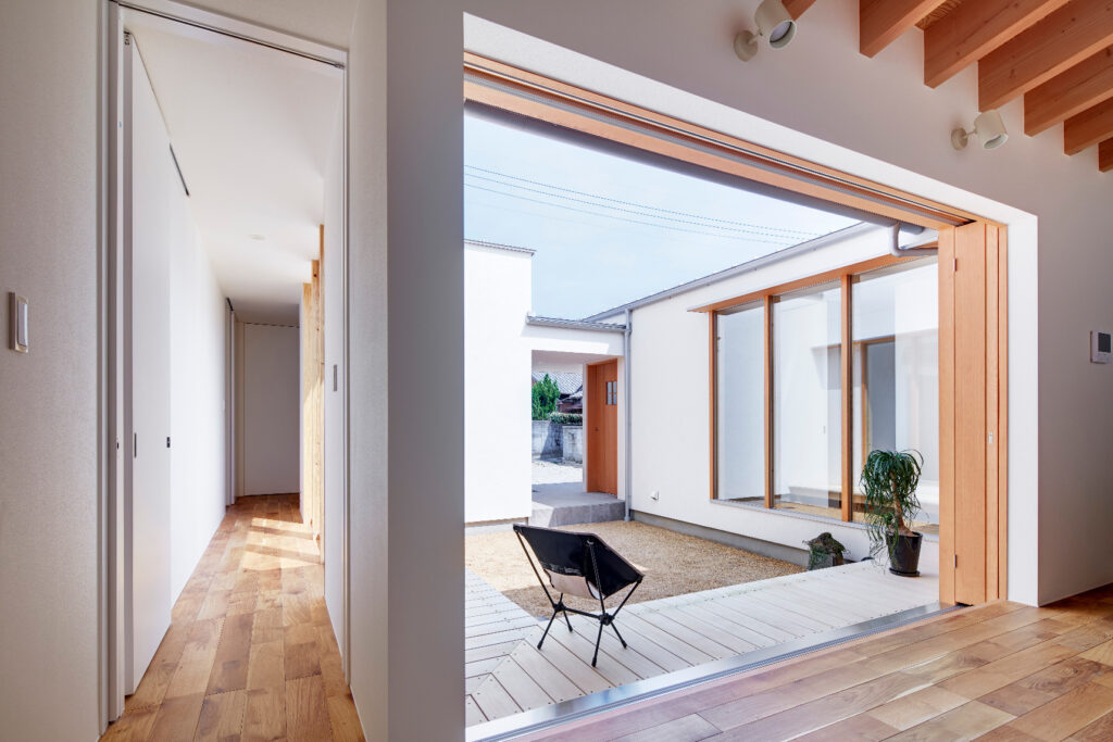 中庭を中心に展開する24帖の大空間を持つ家