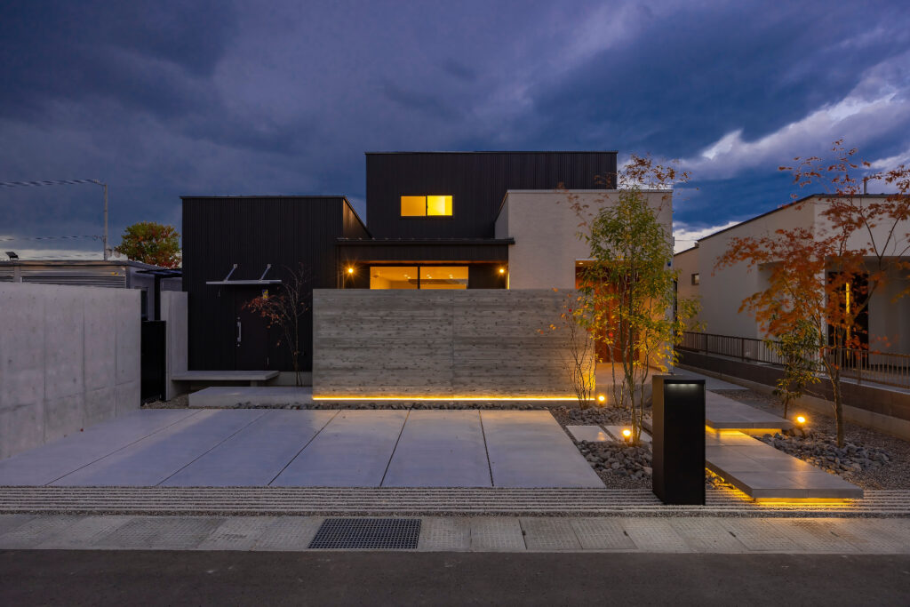 黒ガルバ+塗り壁＋外構