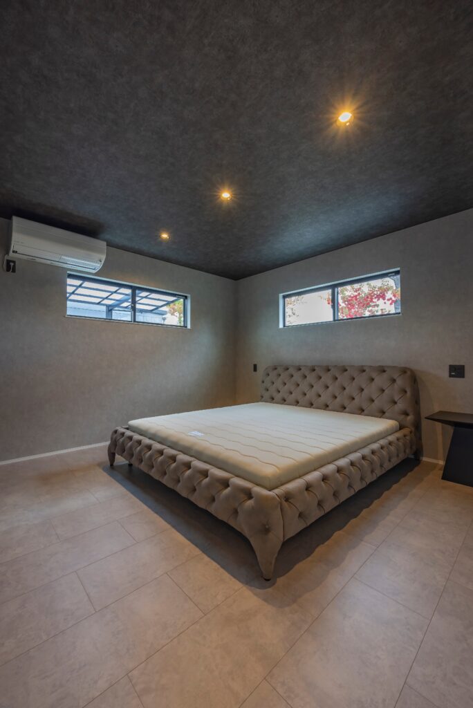 黒ガルバ+塗り壁＋外構