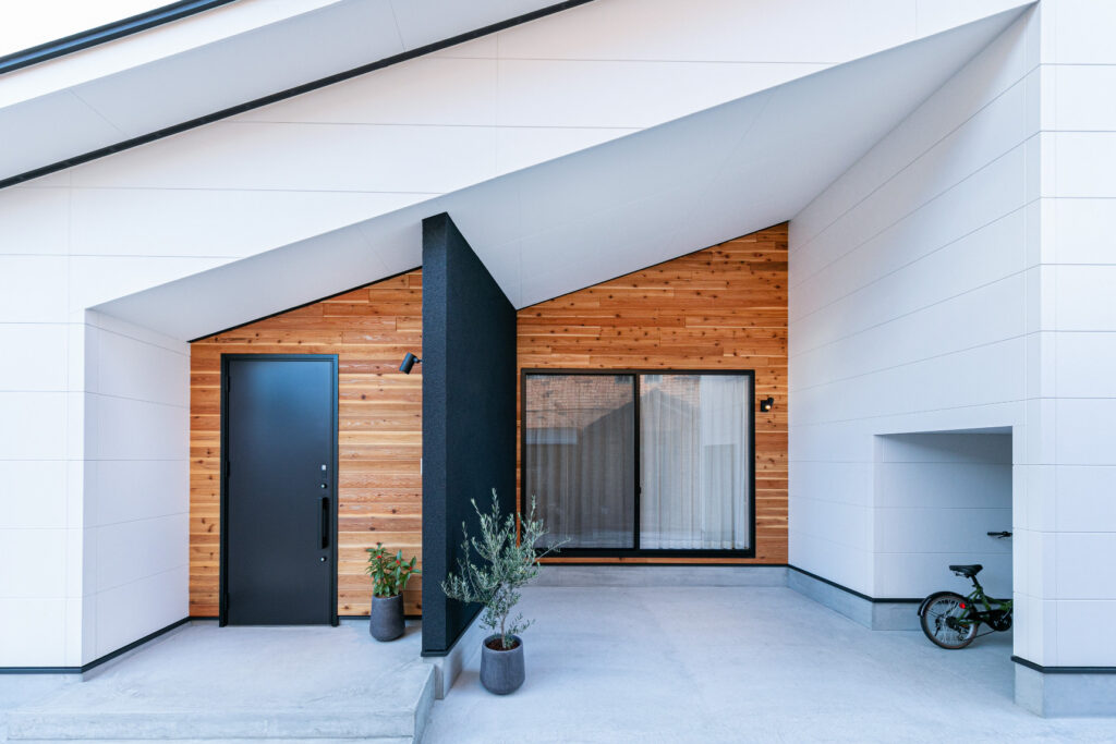 母屋に向き合うスキップフロアの平屋住宅