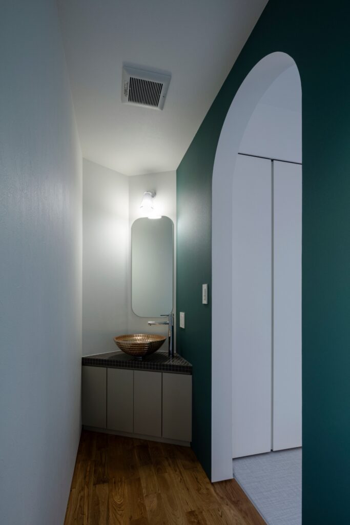 子供部屋+駐車スペースを母屋から階段で繋いだ増築