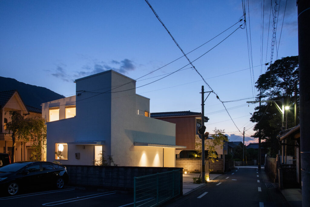 白いモルタル外壁の家