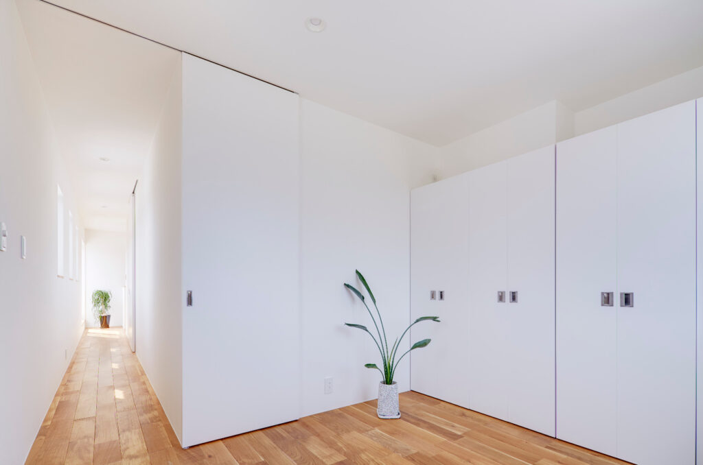 中庭を中心に展開する24帖の大空間を持つ家