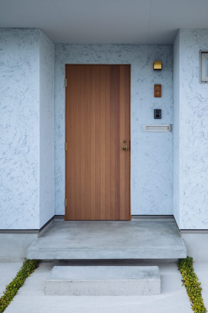 空間をつなぐL字型デッキの家