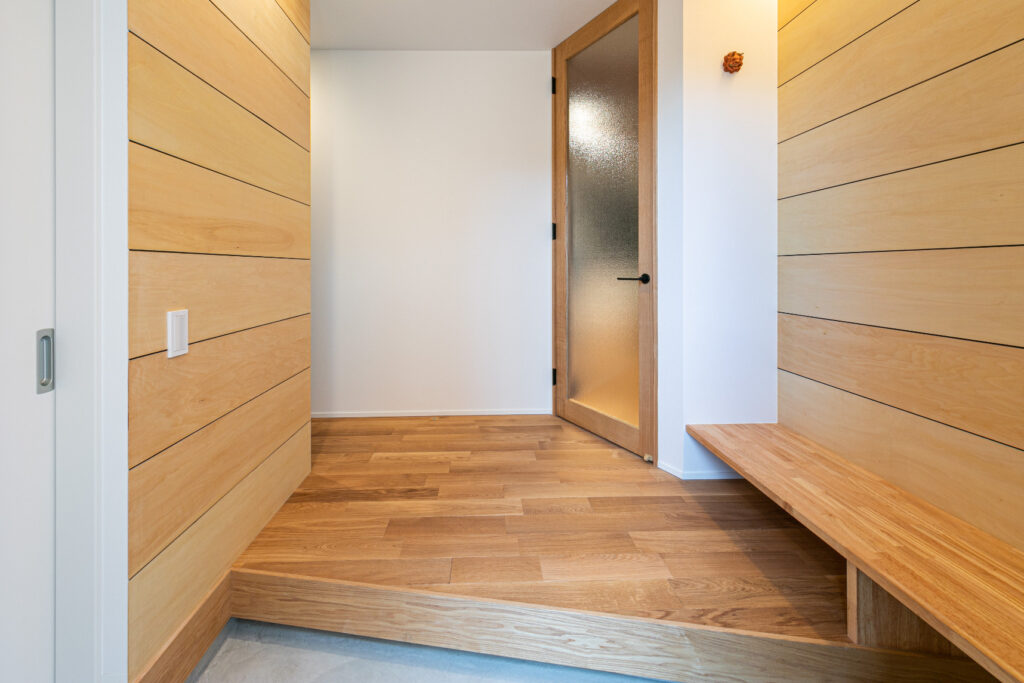 母屋に向き合うスキップフロアの平屋住宅