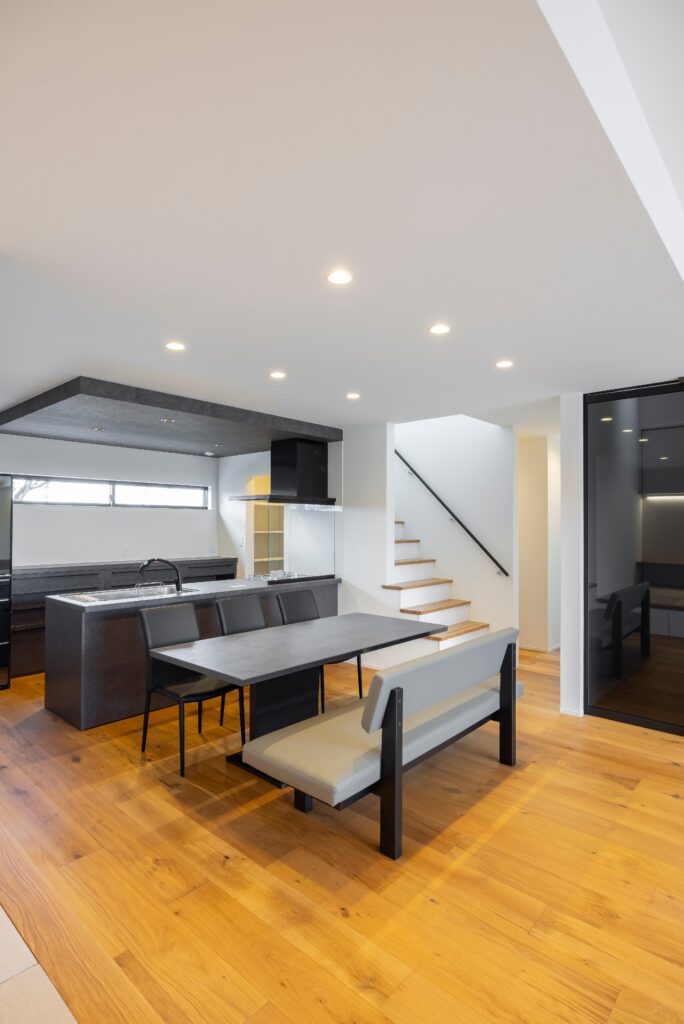 黒ガルバ+塗り壁＋外構