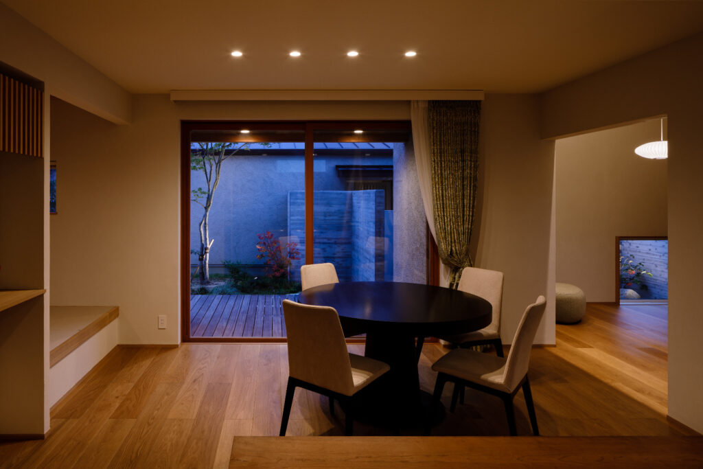 住居＋中庭+ご主人と奥様それぞれの仕事場