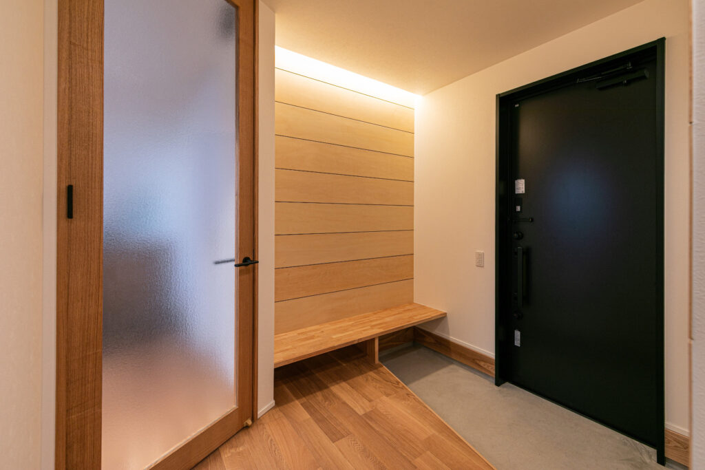 母屋に向き合うスキップフロアの平屋住宅