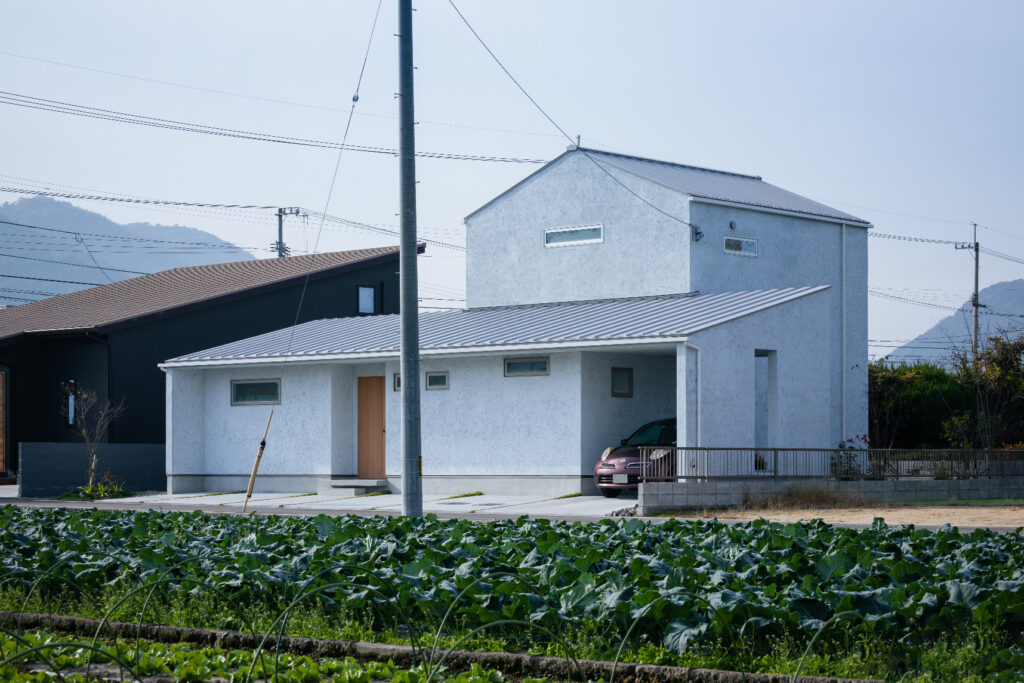 空間をつなぐL字型デッキの家