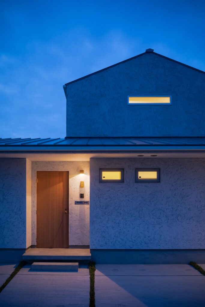 空間をつなぐL字型デッキの家