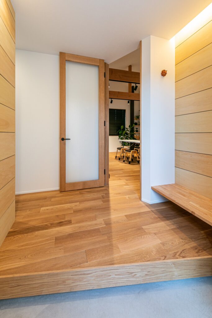 母屋に向き合うスキップフロアの平屋住宅