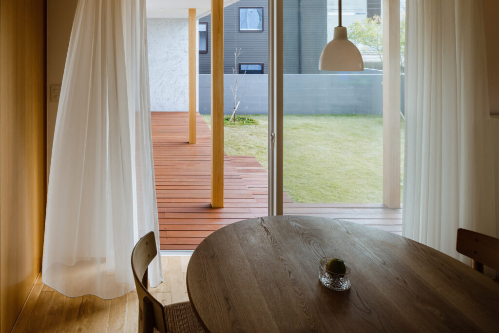 空間をつなぐL字型デッキの家