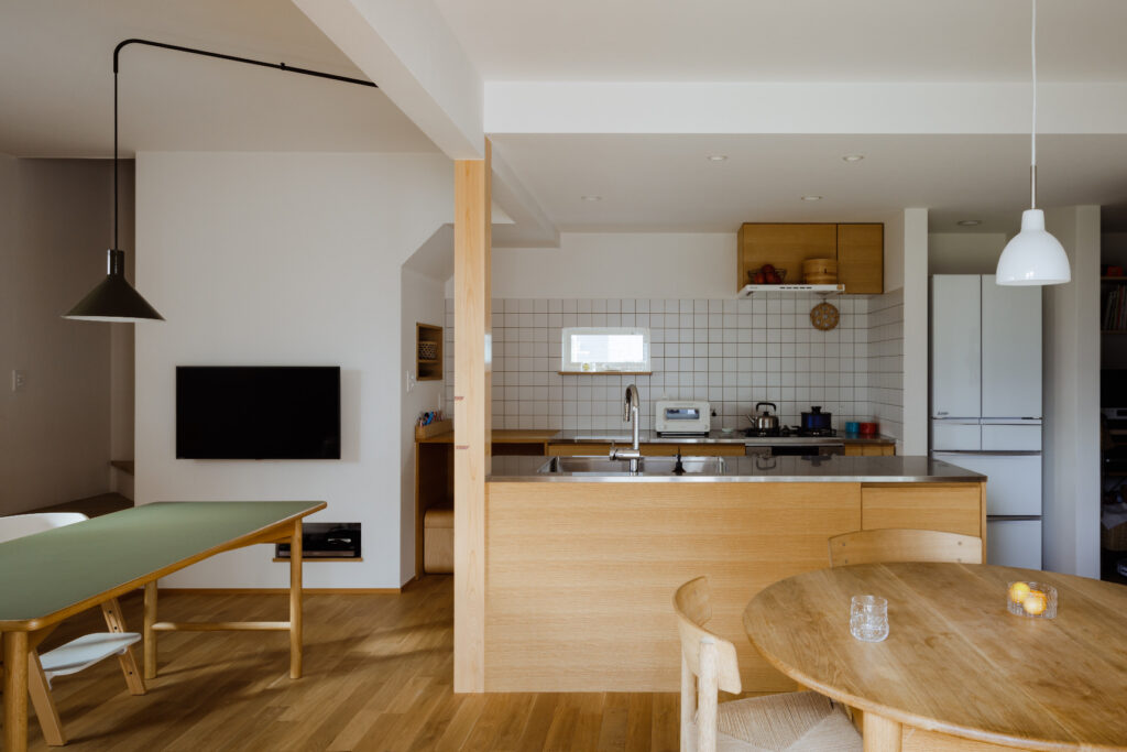 空間をつなぐL字型デッキの家