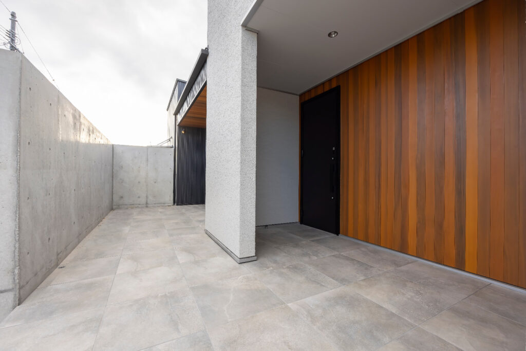 黒ガルバ+塗り壁＋外構