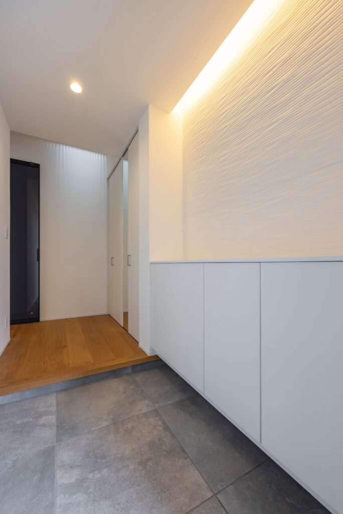 黒ガルバ+塗り壁＋外構