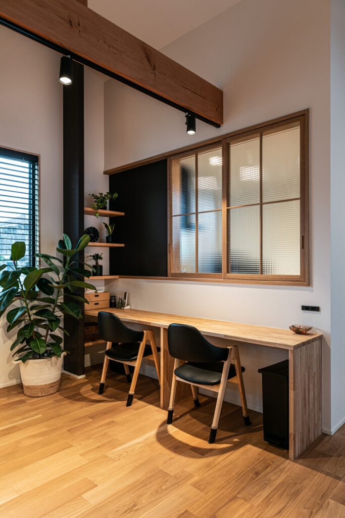 母屋に向き合うスキップフロアの平屋住宅