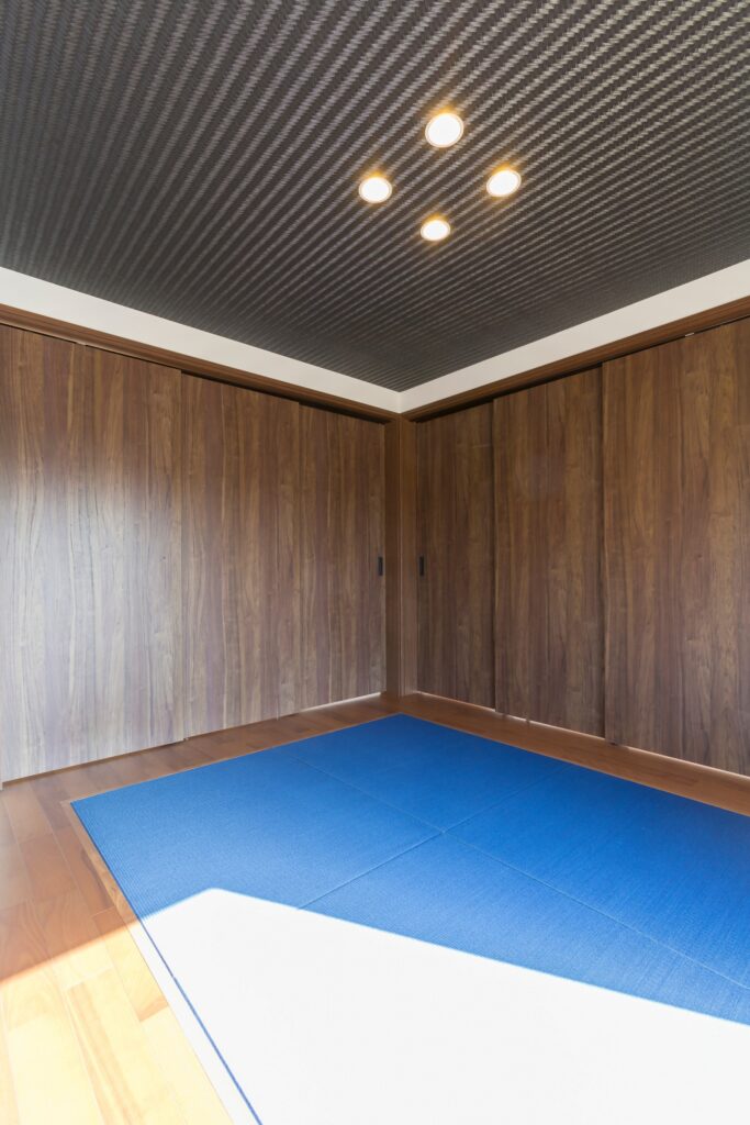 インナーバルコニーのあるモダン住宅