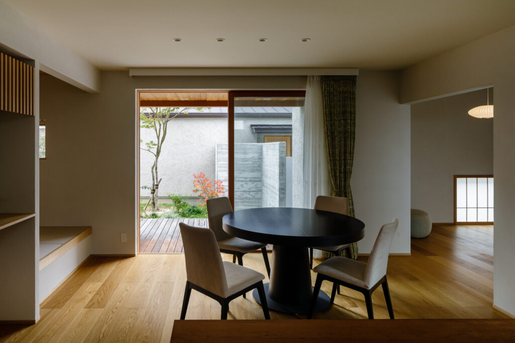 住居＋中庭+ご主人と奥様それぞれの仕事場