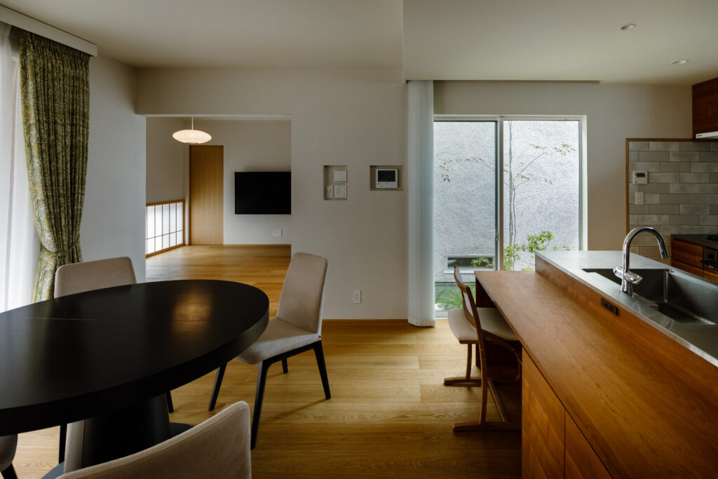 住居＋中庭+ご主人と奥様それぞれの仕事場