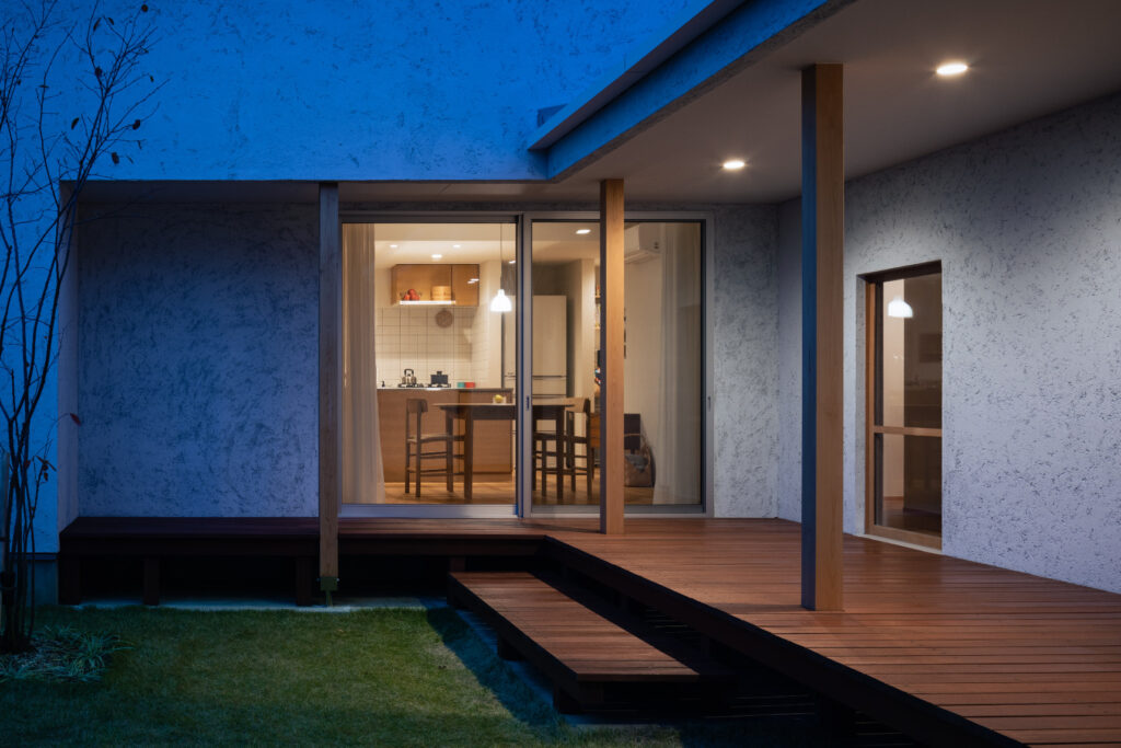 空間をつなぐL字型デッキの家