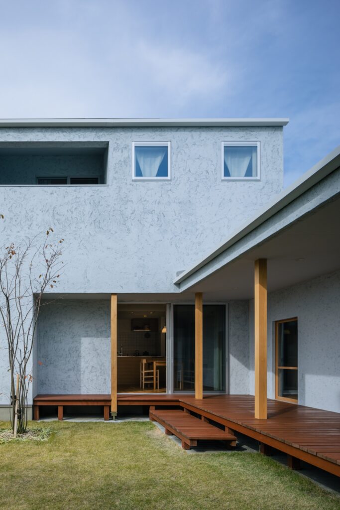 空間をつなぐL字型デッキの家