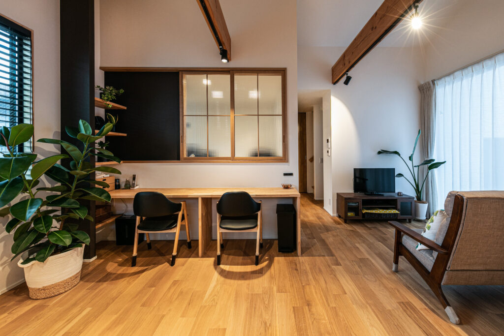 母屋に向き合うスキップフロアの平屋住宅