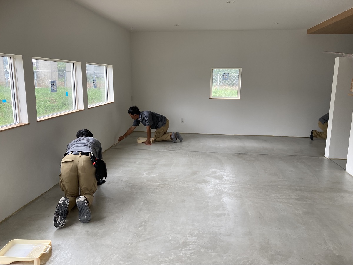 カフェの床塗り作業