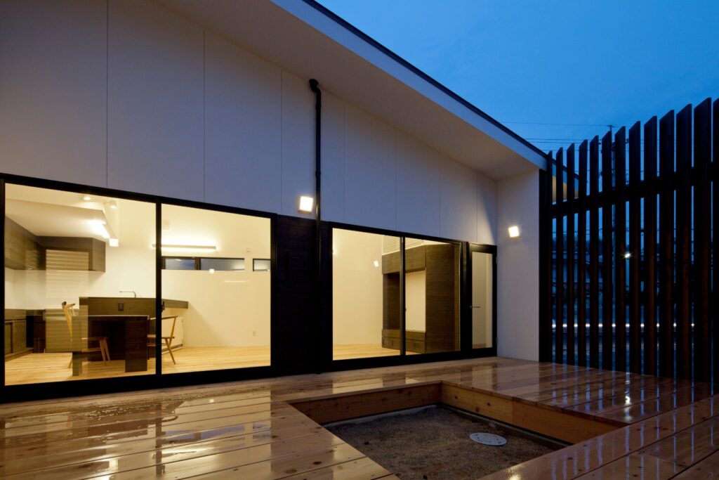 リビングから愛車を見て暮らすガレージハウス