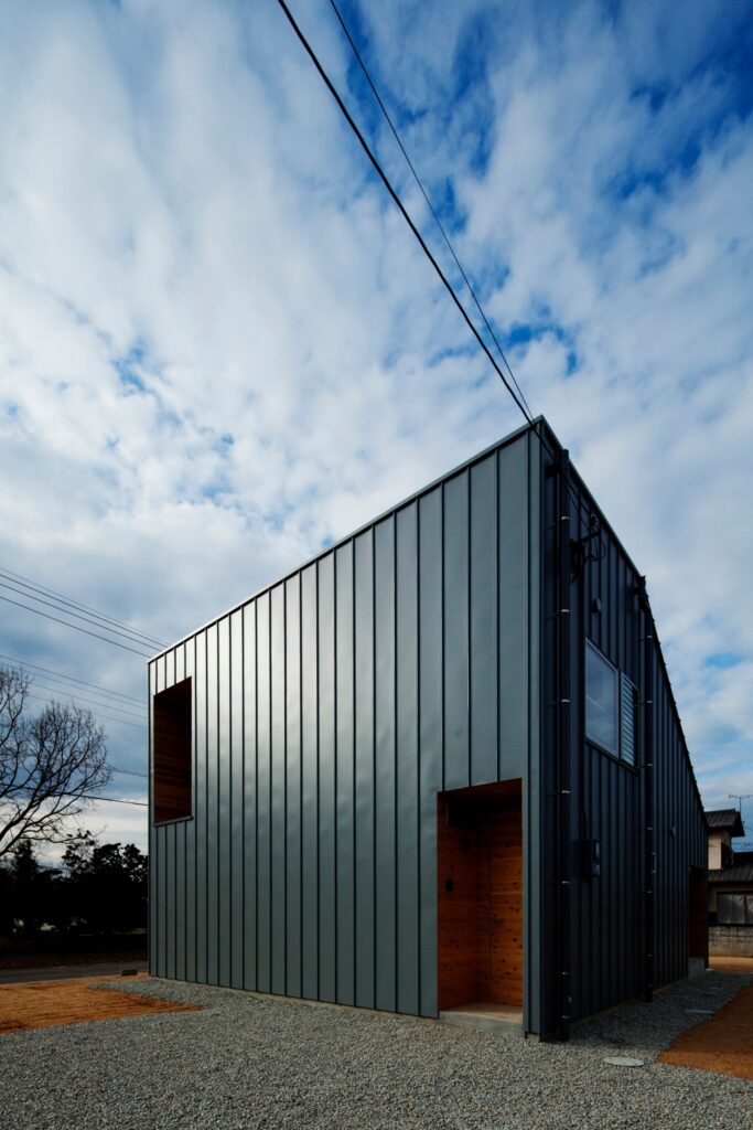 ガルバリウム鋼板と木が融合した不思議なカタチの外観