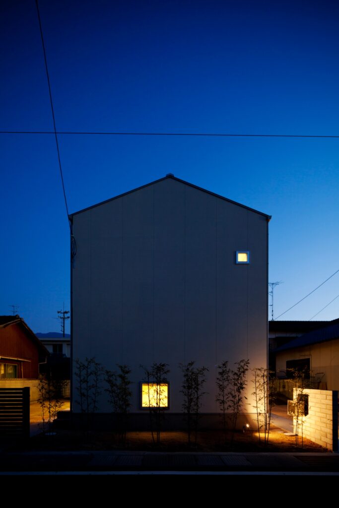 家の中心に水盤がある家