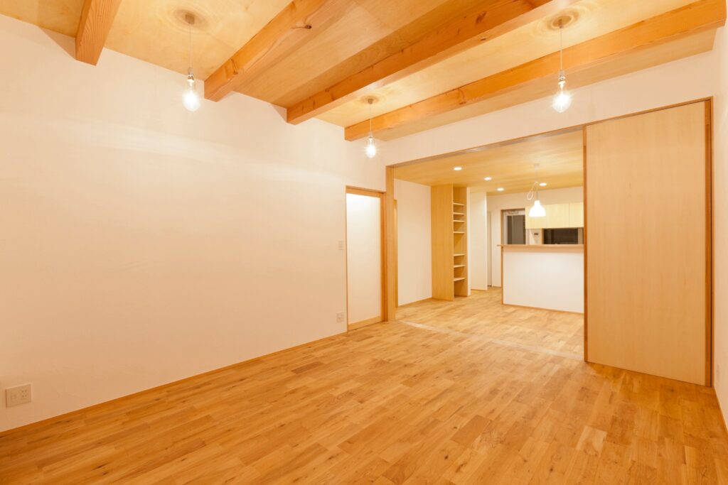 大胆な軒天デザインの家