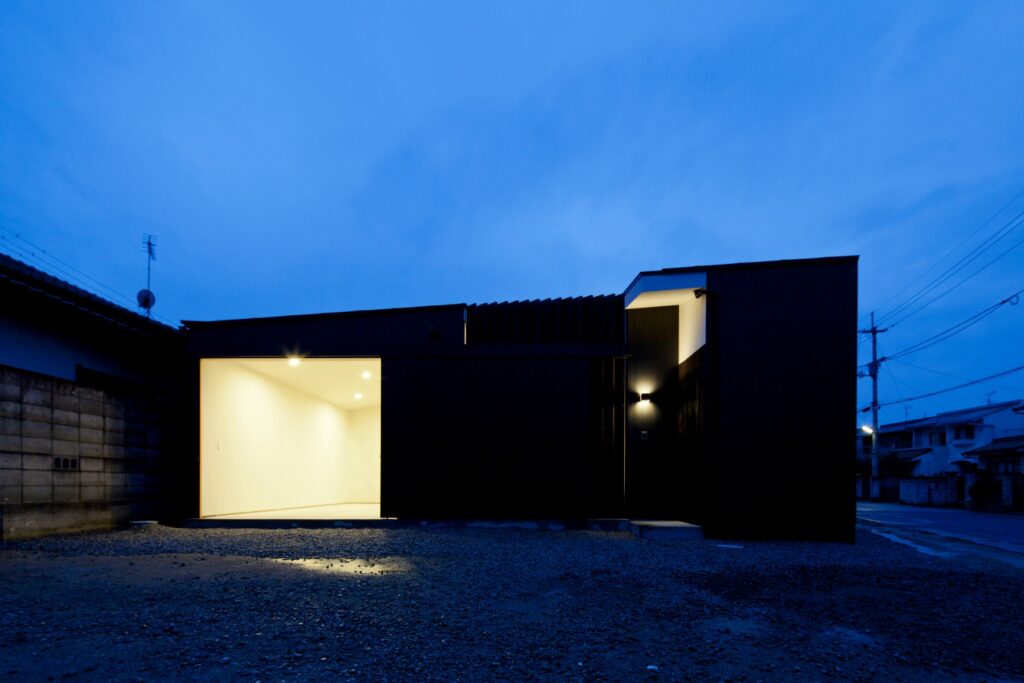 リビングから愛車を見て暮らすガレージハウス