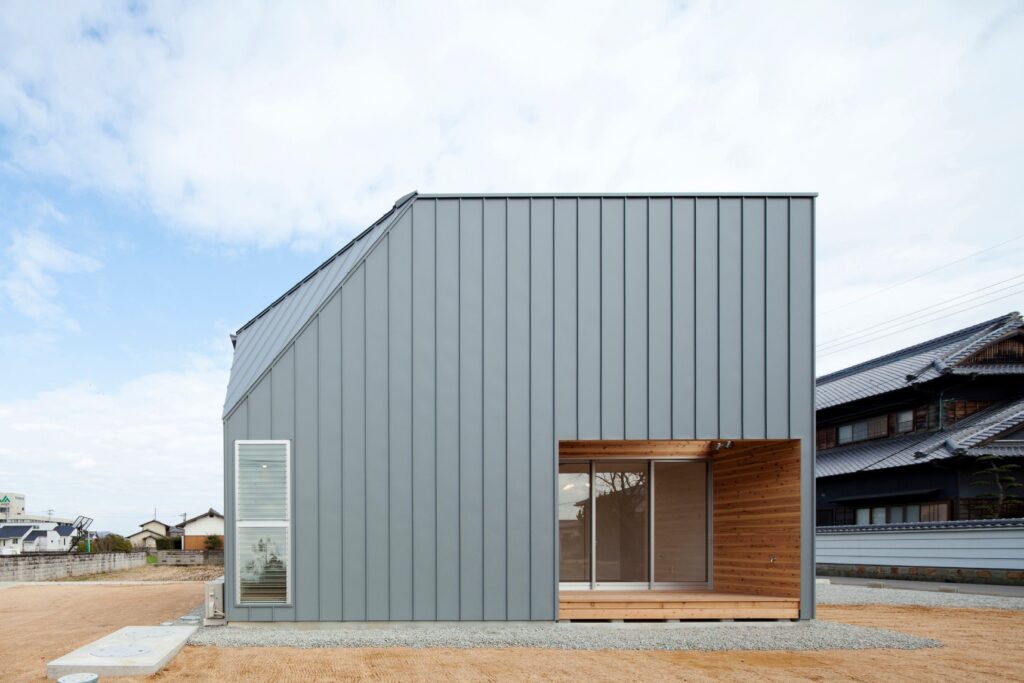 ガルバリウム鋼板と木が融合した不思議なカタチの外観