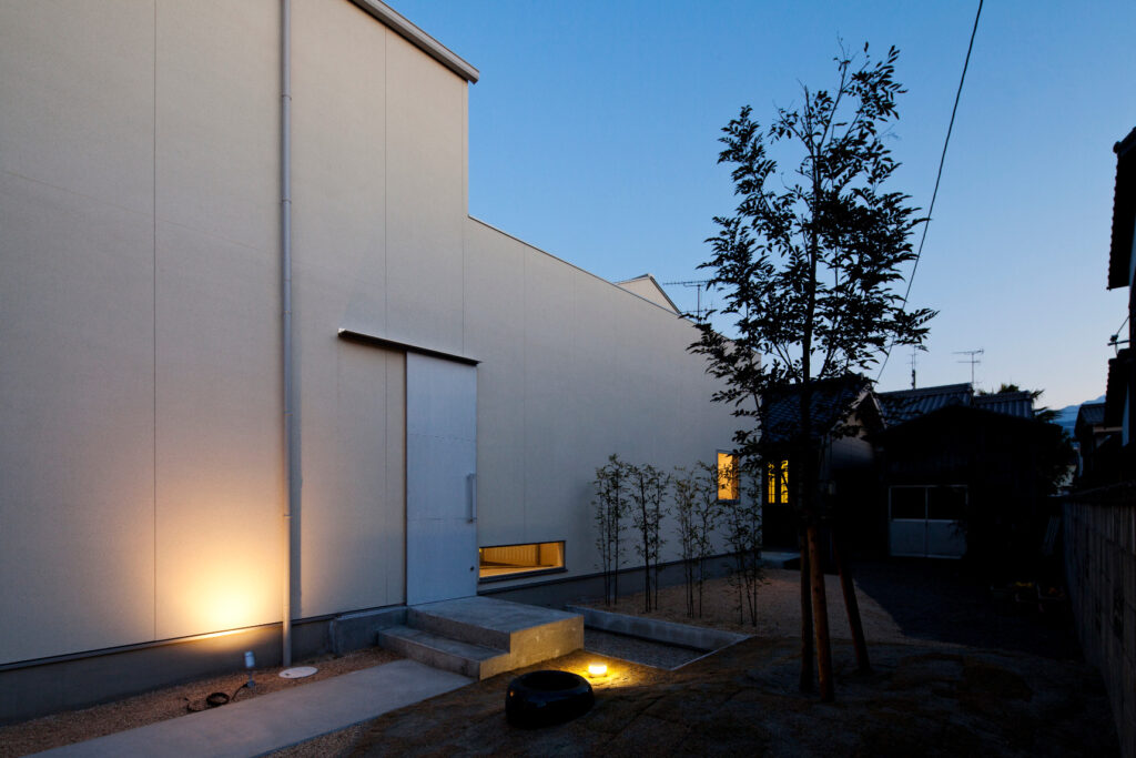 家の中心に水盤がある家