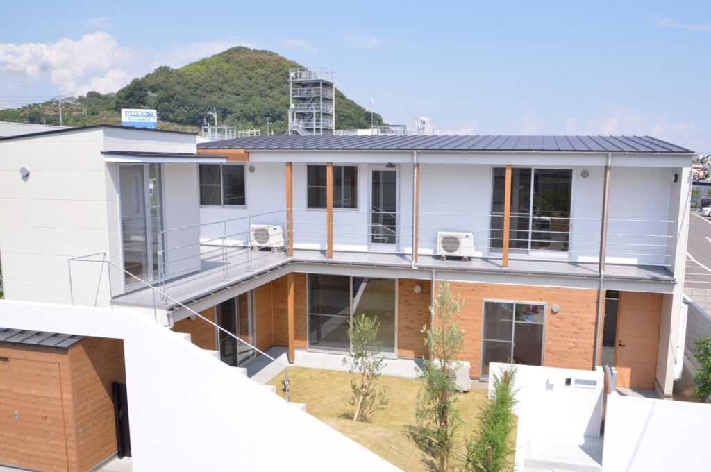 築山のある中庭を悠々と楽しむ家