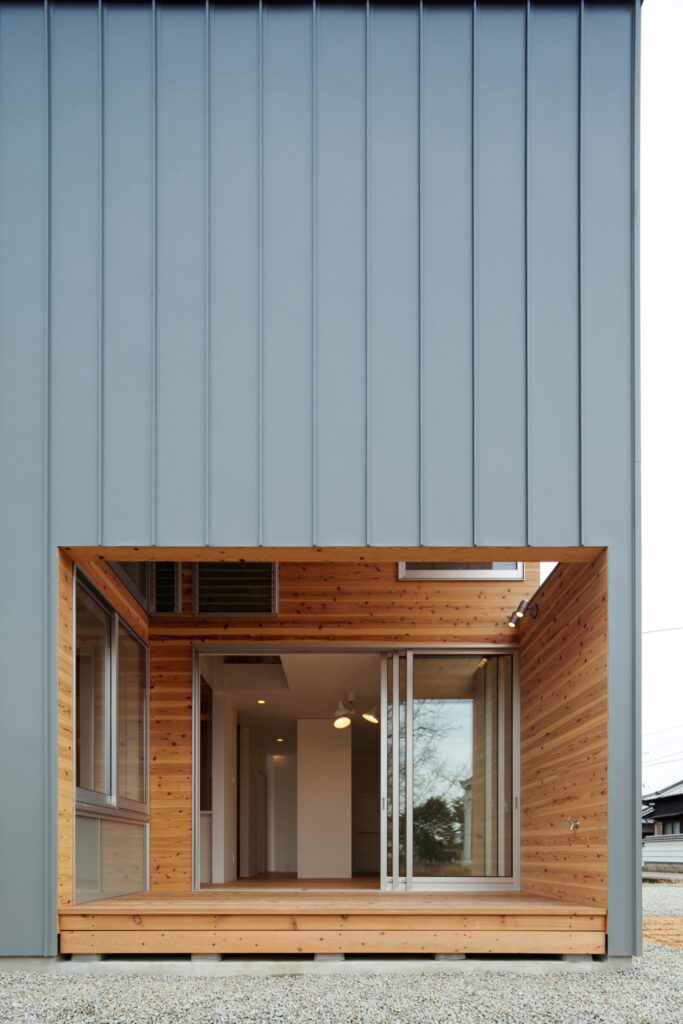 ガルバリウム鋼板と木が融合した不思議なカタチの外観