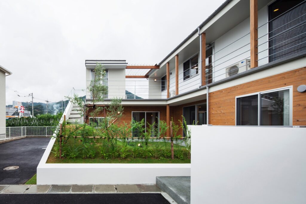 築山のある中庭を悠々と楽しむ家