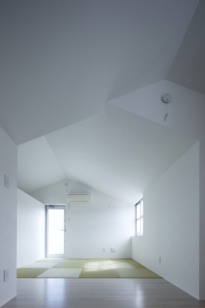 不思議なカタチとミステリアスな外観をもつ家