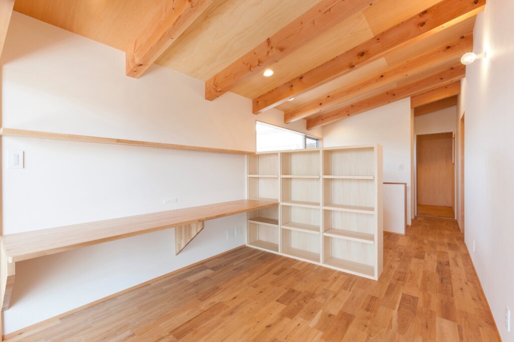 大胆な軒天デザインの家