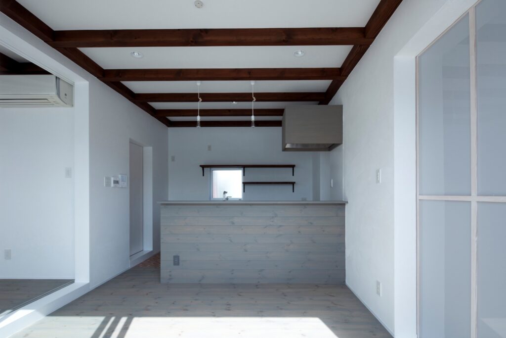 不思議なカタチとミステリアスな外観をもつ家