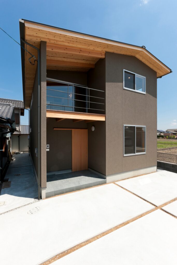 大胆な軒天デザインの家