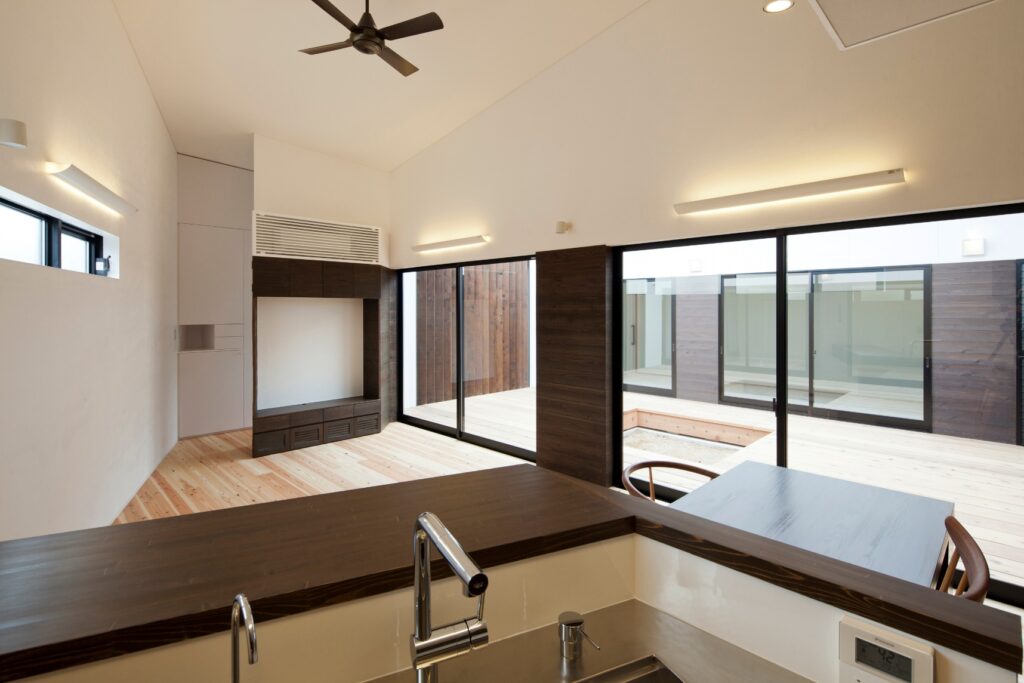 リビングから愛車を見て暮らすガレージハウス