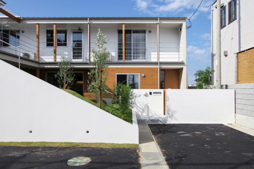 築山のある中庭を悠々と楽しむ家